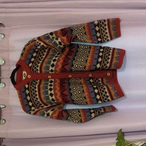 Icelandic pure wool sweater with geometric patterns and wooden buttons